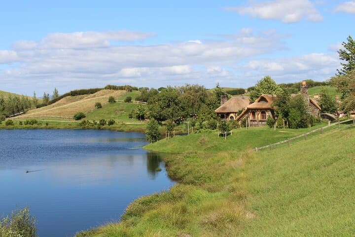 Private Hobbiton Tour from Auckland — Guided Hobbiton Movie Set Day Trip