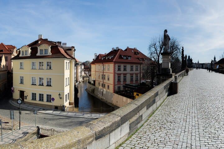 Interactive Charles Bridge Quiz Walk: Prague Sightseeing Game photo 5