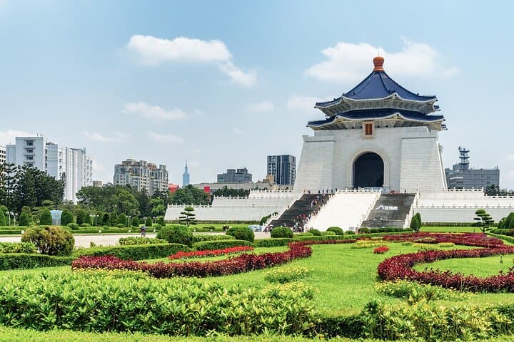 Ultimate 6-Hour Taipei Layover: Taipei 101, Longshan Temple & Dihua Street photo 4