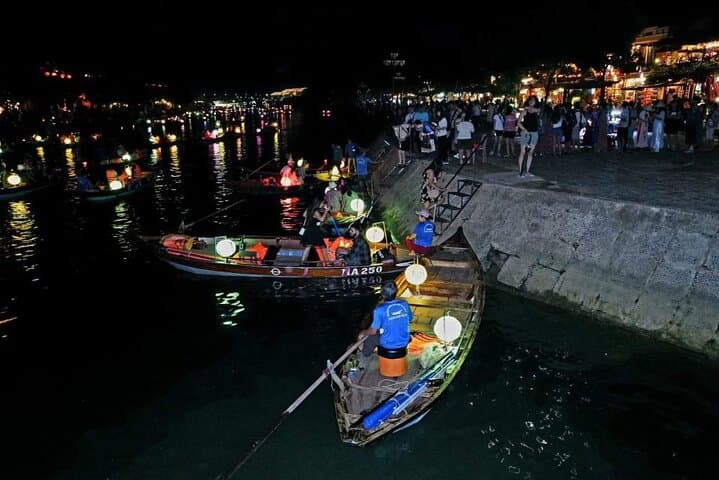 Hoai River Lantern Boat Ride — Hoi An Night Cruise & Floating Lantern Release photo 4