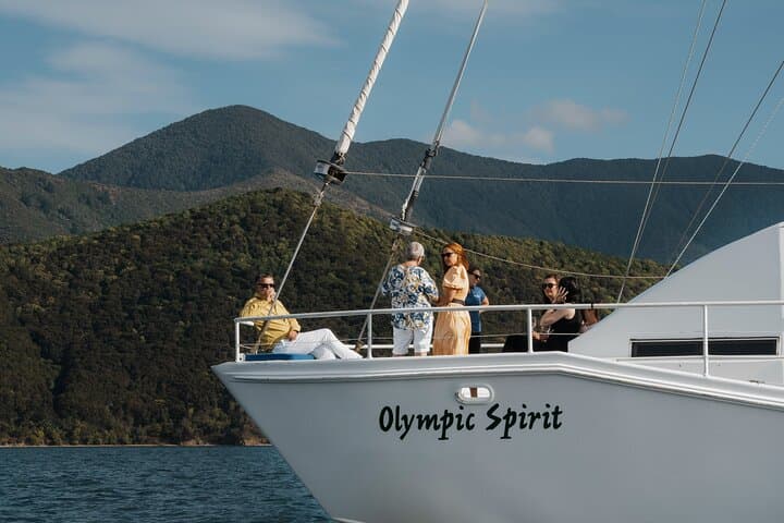 Marlborough Icons Tour: Wine Tasting and Seafood Cruise on Queen Charlotte Sound