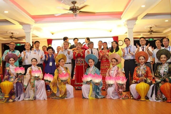Saigon River Dinner Cruise with Live Music — Ho Chi Minh Night Cruise & Buffet photo 4