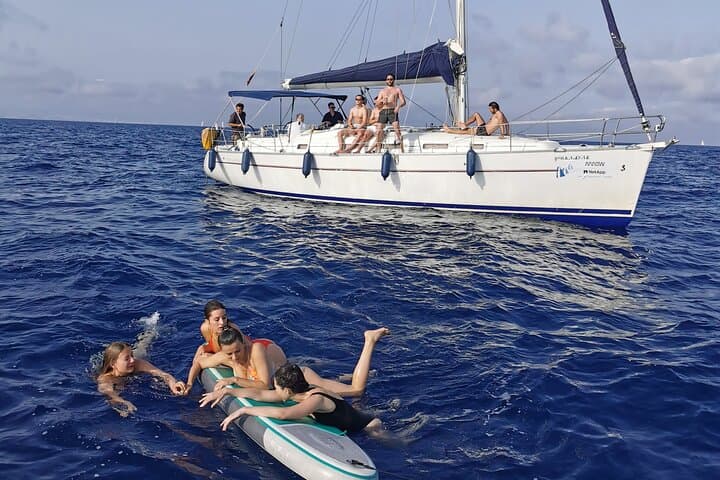 Barcelona Luxury Sailboat Cruise with Drinks and Aperitif