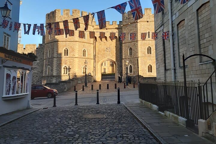 Private Windsor Castle Walking Tour with Accredited Blue Badge Guide photo 2