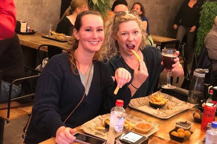 Bruges Food and History Walking Tour: Waffles, Beer & Chocolate