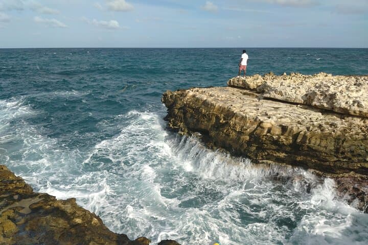 Private Antigua Island Tour: Nelson's Dockyard, Devil's Bridge & Shirley Heights photo 3