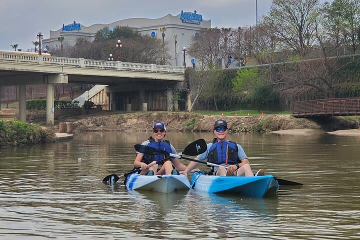 Downtown Houston: 2-Hour Buffalo Bayou Paddleboard & Kayak Rental photo 4