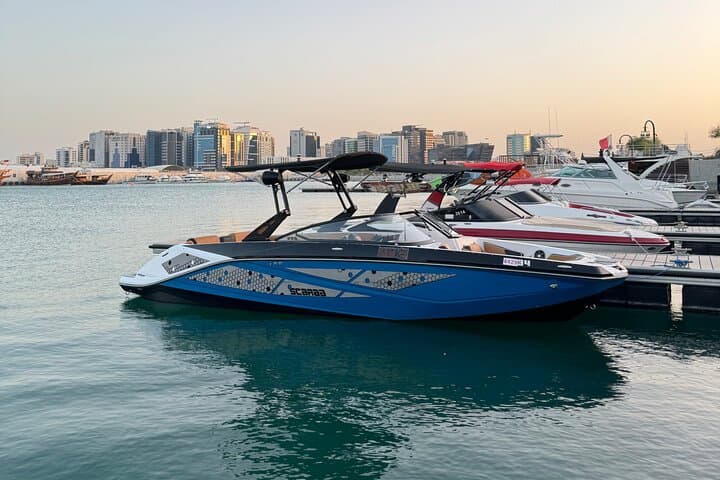 Doha Jet Boat Thrill: High-Speed Aquatic Ride Along the Corniche