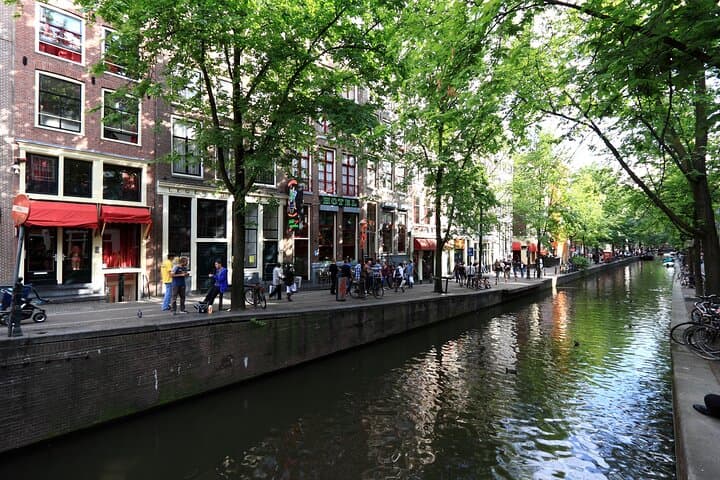 Private Red Light District Tour Amsterdam: Guided Cultural Walk & Nightlife Insights photo 6