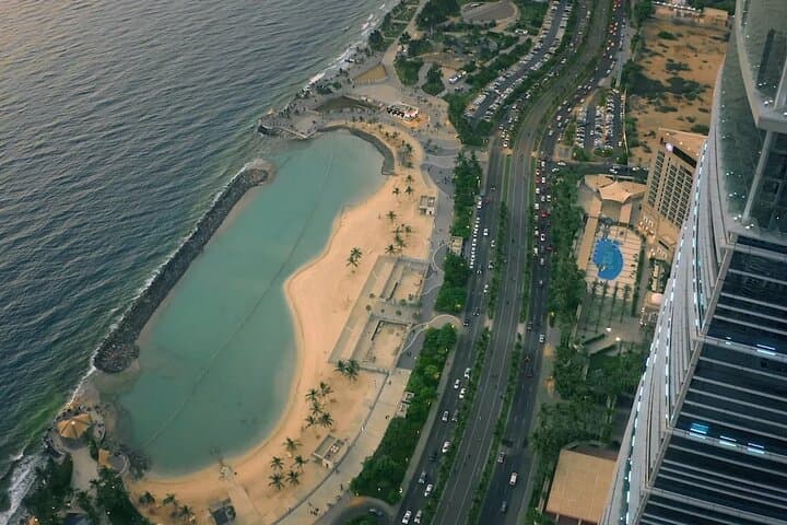 Jeddah Private Day Tour: Al-Balad, Corniche & Local Flavors photo 2