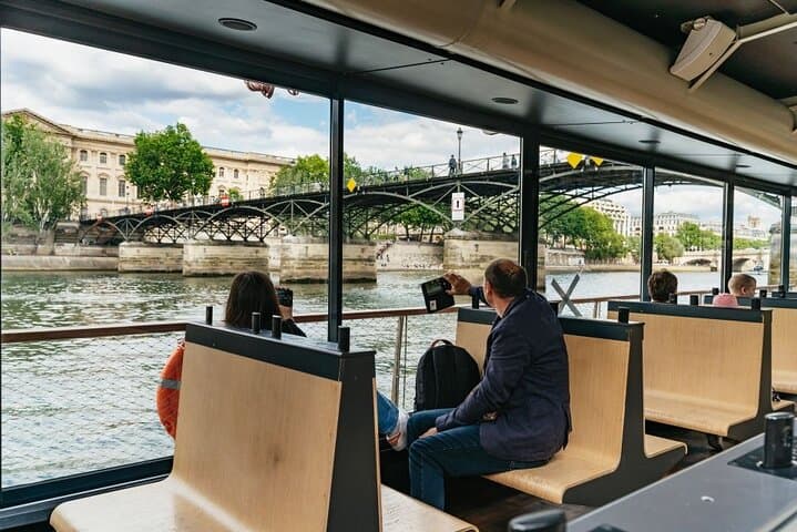 Seine River Cruise Paris — 1-Hour Sightseeing with Audio Guide