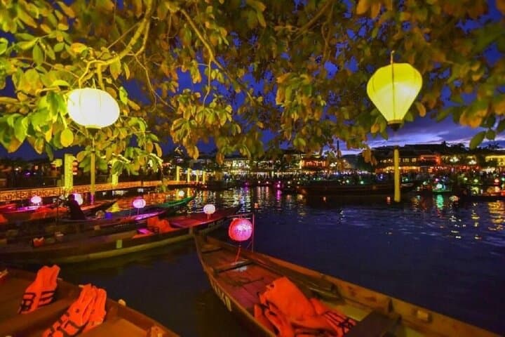 Hoi An Night Lantern Boat Ride: Private Hoai River Lantern Release Experience photo 2