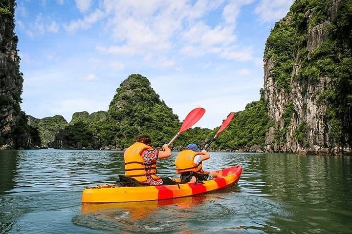 Halong Bay 4-Hour Cruise: Kayak, Thien Cung Cave & Ba Hang Village photo 4
