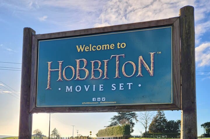 Private Hobbiton and Waitomo Glowworm Caves Day Trip from Auckland