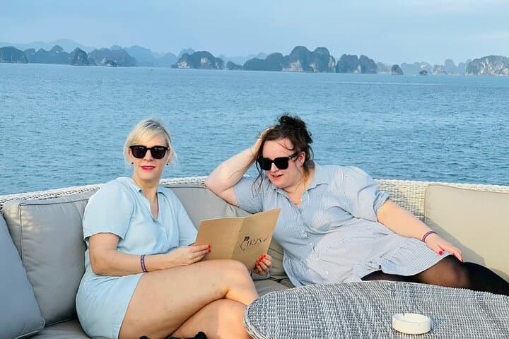 luxury-day-cruise-in-halong-bay-iris-cruise-guide photo 4