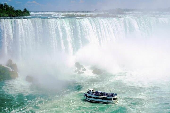 Three-Day Toronto, 1000 Islands & Niagara Falls Tour: CN Tower to Hornblower