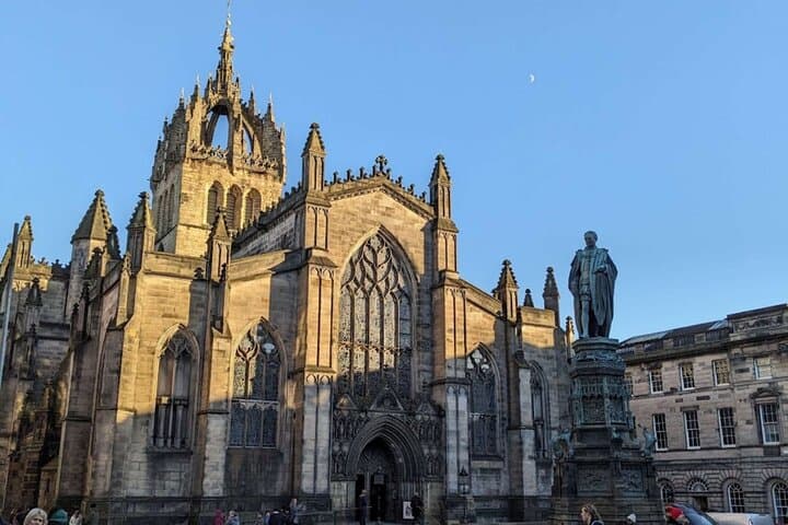 Royal Mile Audio Walking Tour — Edinburgh Castle to Holyrood Guide photo 3