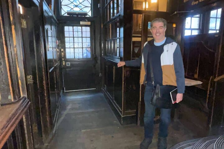 Historic Pubs Walking Tour in London — Blackfriars to Dickens’ Haunts