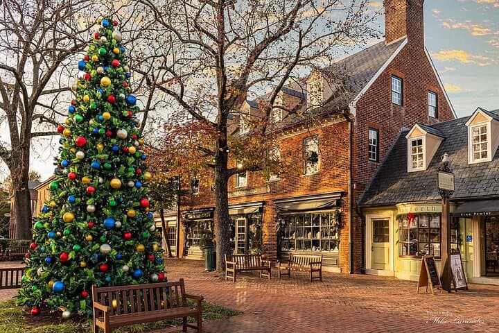 Private Colonial Williamsburg Christmas Decorations Walking Tour — Holiday Lights & History