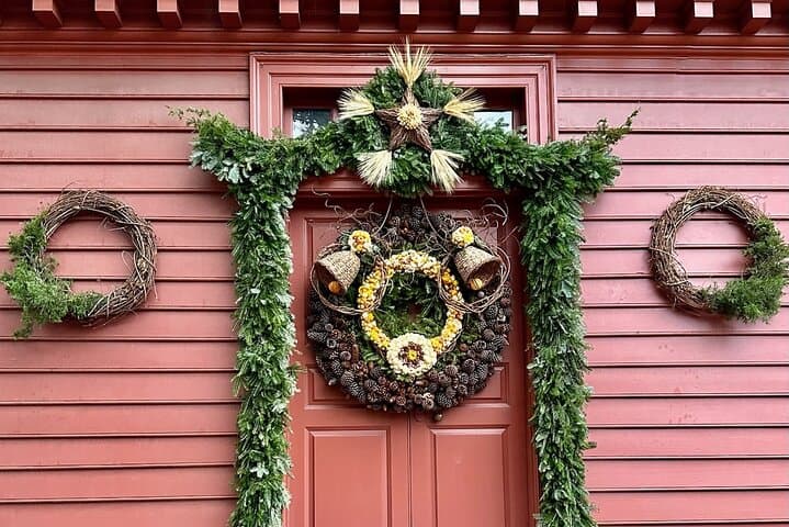 Private Colonial Williamsburg Christmas Decorations Walking Tour — Holiday Lights & History photo 3
