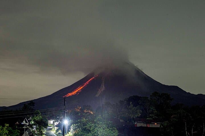 Merapi Night Lava Viewing from Yogyakarta — Safe-Distance Volcano Tour photo 2