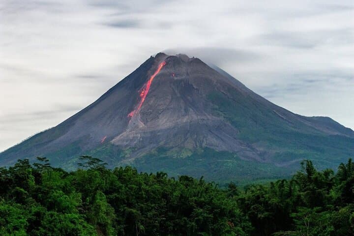 Merapi Night Lava Viewing from Yogyakarta — Safe-Distance Volcano Tour photo 4