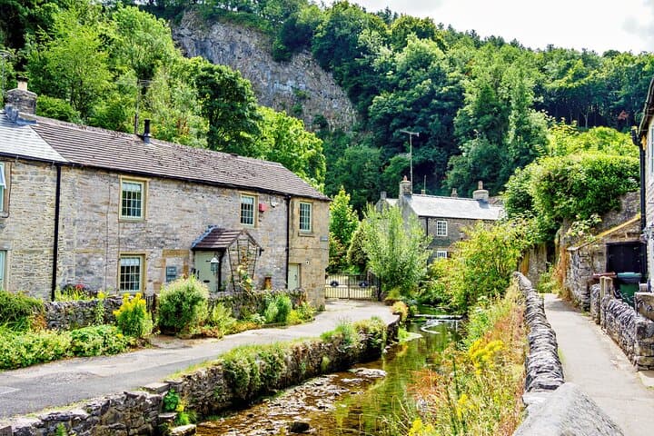 Full-Day Peak District Tour: Hardwick Hall, Castleton & Peak Cavern from Manchester