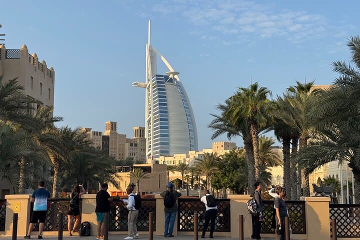 Luxe Dubai Experience: Towers, Gardens and Glamour