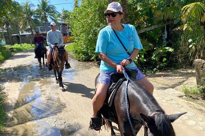 Roatán Horseback Ride, Chocolate Tasting & West Bay Beach Break photo 6