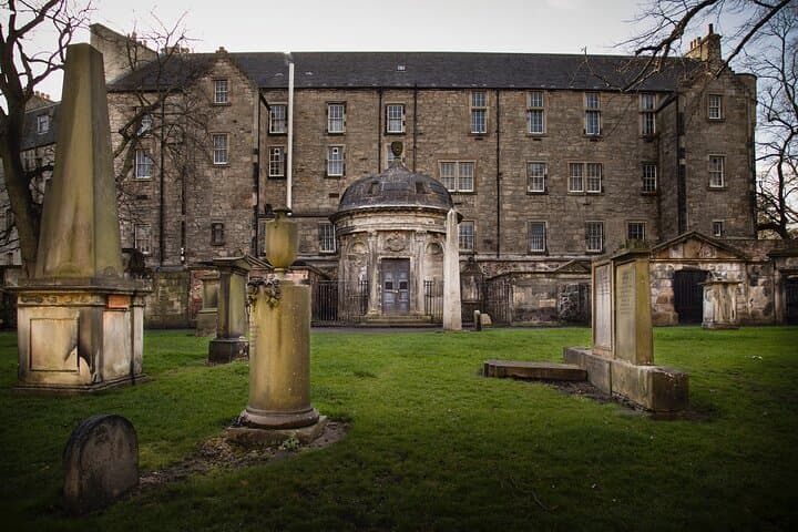 Edinburgh Private Walking Tour in Spanish — Old Town History, Greyfriars & Hidden Stories photo 4