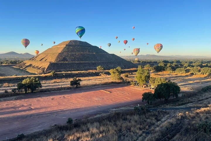 Private Teotihuacan Hot Air Balloon Flight & Cavern Breakfast photo 6