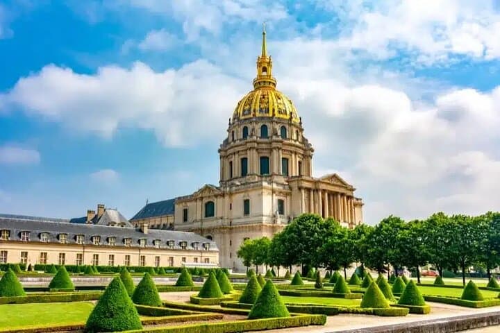 Most Classical and Monumental Tour of Paris — Seine, Monuments & Eiffel Walking Experience photo 4