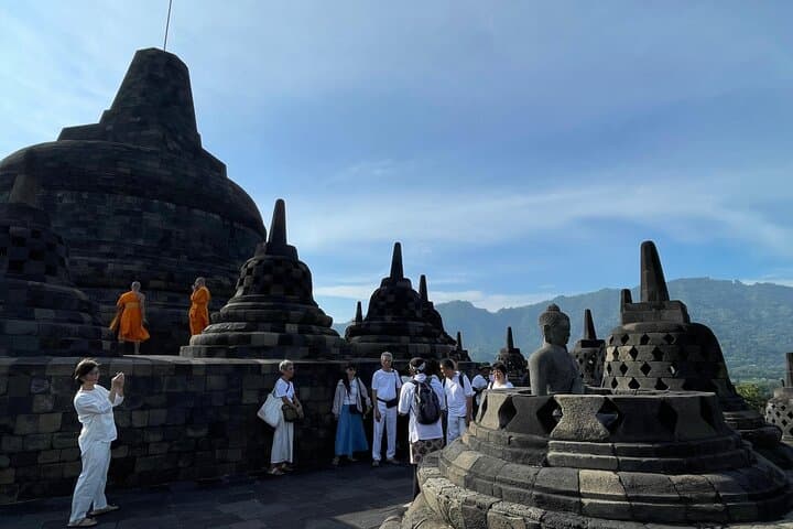 Borobudur Sunrise at Setumbu Hill with Prambanan: Full-Day Temple Tour from Yogyakarta