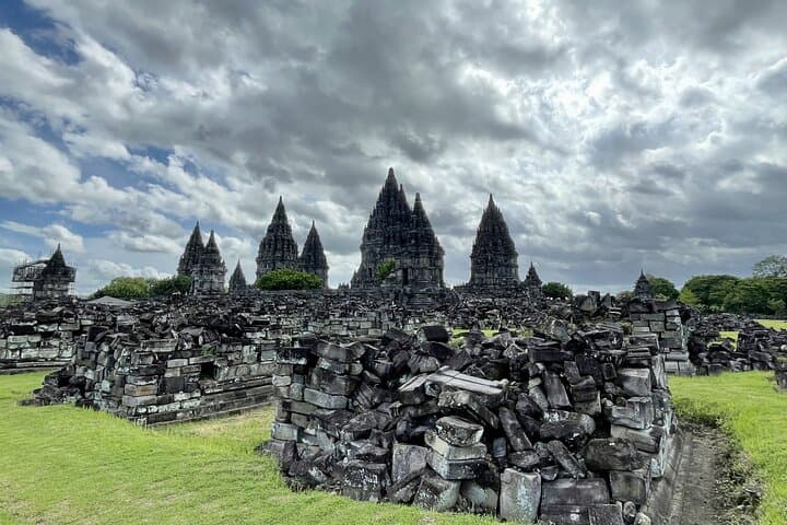 Borobudur Sunrise at Setumbu Hill with Prambanan: Full-Day Temple Tour from Yogyakarta photo 6