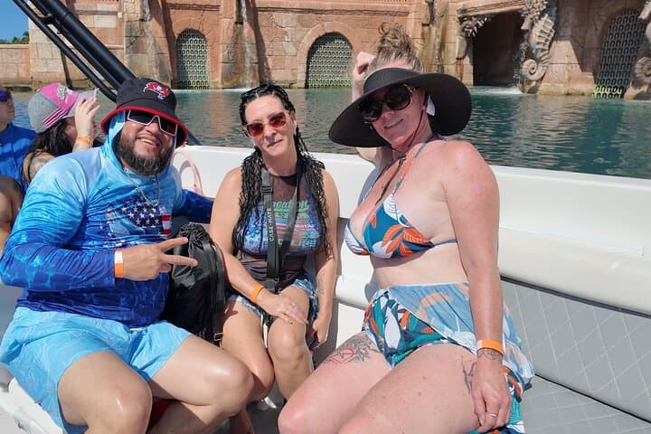 Swimming Pigs & Rainbow Reef Snorkel — Nassau Beach and Harbor Cruise photo 5