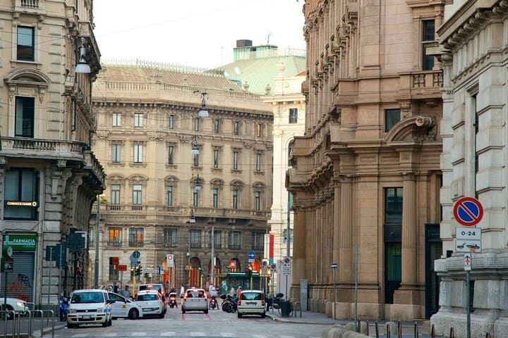 Panoramic Hop‑On Hop‑Off Bus Tour in Milan: Duomo to Navigli photo 3