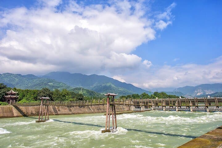 Dujiangyan Irrigation System and Panda Base Day Tour from Chengdu