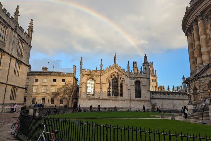 Oxford University & Harry Potter Walking Tour with Live Magic Entertainment photo 3