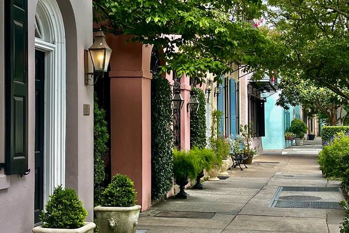 Charleston History Walking Tour — Rainbow Row, Battery & Hidden Alleys photo 4