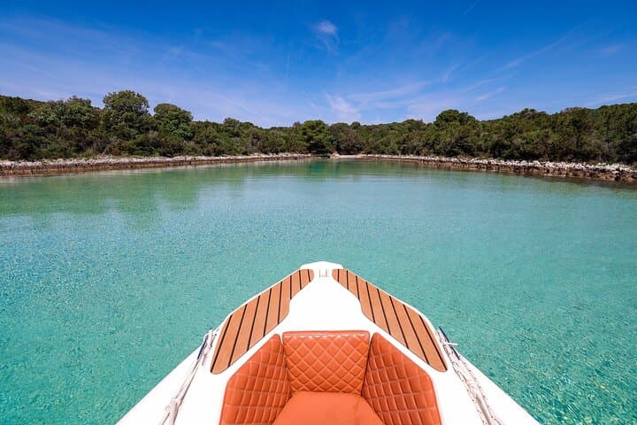 Zadar 4-Island Escape & Hidden Shipwreck Tour with Dalmatian Lunch
