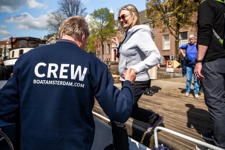 Amsterdam Electric Canal Cruise with Live Guide and Two Drinks photo 4