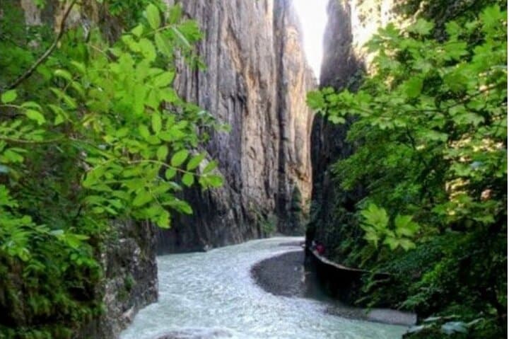 Giessbach Falls & Aare Gorge: Private Waterfall and Canyon Tour from Interlaken