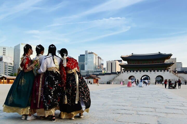 Seoul Hanbok Experience & Gyeongbokgung Walking Tour photo 3