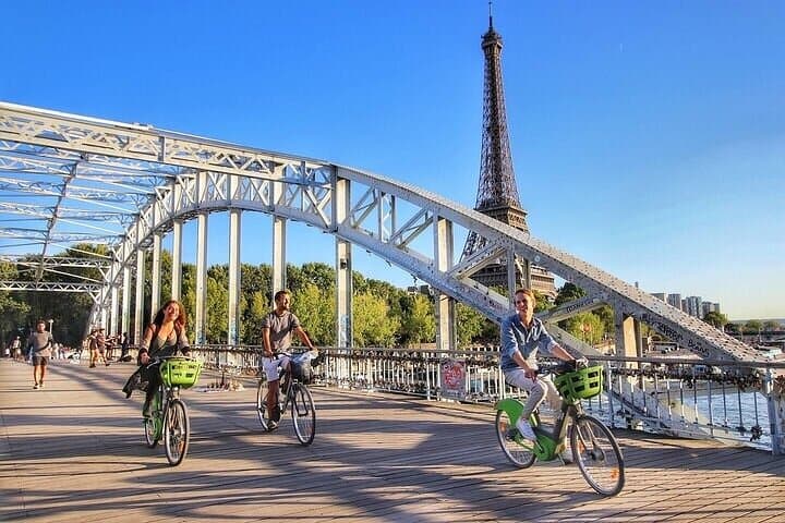 Paris Kickstart: 4-Hour Bike Tour & Louvre Picnic photo 3
