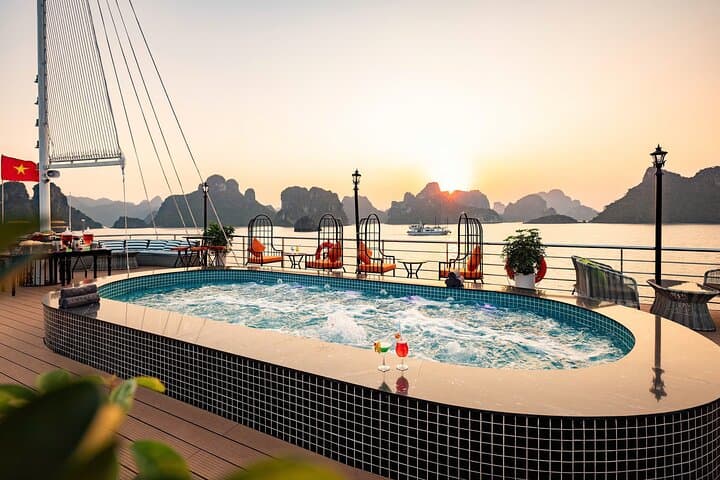 Luxury Halong Bay Day Cruise on Amethyst: Luon Cave, Titop & Kayaking photo 5