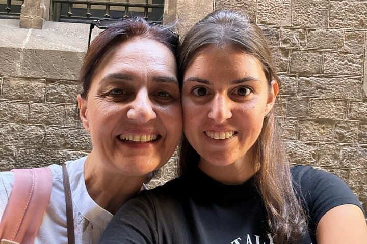 Vintage Barcelona: Historic Bars & Restaurants Exploration Game photo 2