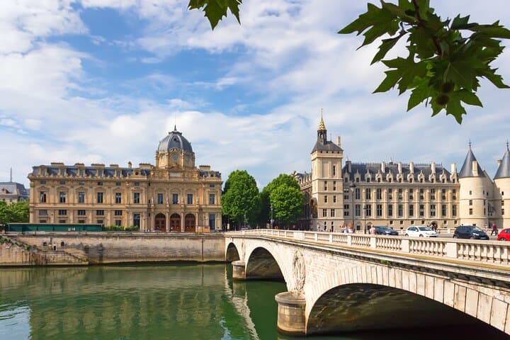 Self-Guided Paris Hidden Gems Audio Tour: Explore Iconic Landmarks & Secret Spots photo 2
