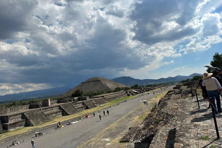 Sunrise Hot-Air Balloon Over Teotihuacan Pyramids with Breakfast