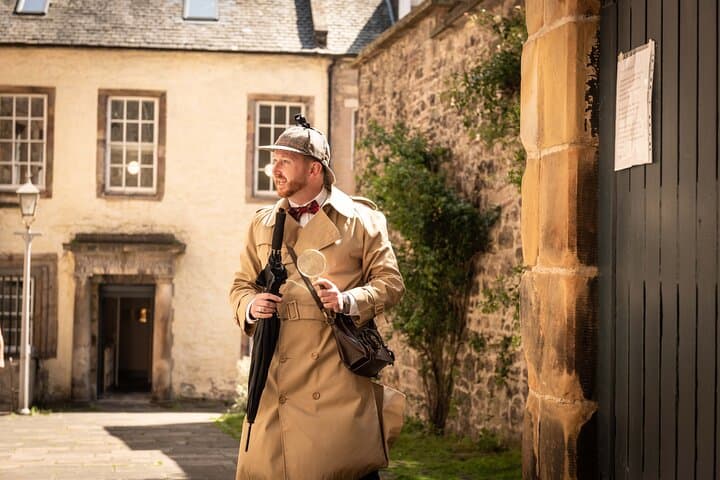 Discover Edinburgh Old Town Walking Tour: Whisky, Haggis & Hidden Closes photo 4