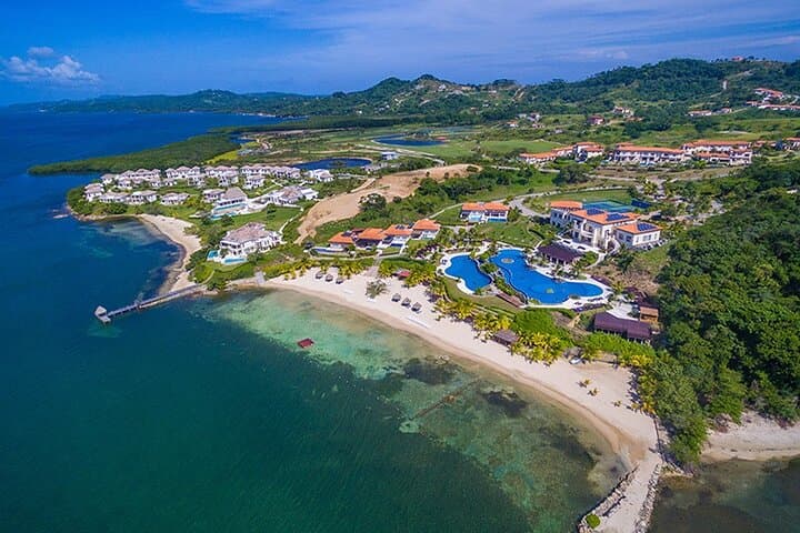 Top Golf Roatan: Oceanfront Driving Bays at Pristine Bay photo 4